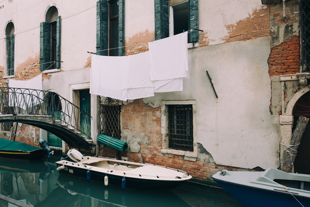 Vùng Amalfi, Ý: Nằm bên bờ biển phía Nam của Ý, vùng Amalfi là một trong những điểm đến hấp dẫn với ẩm thực biển.